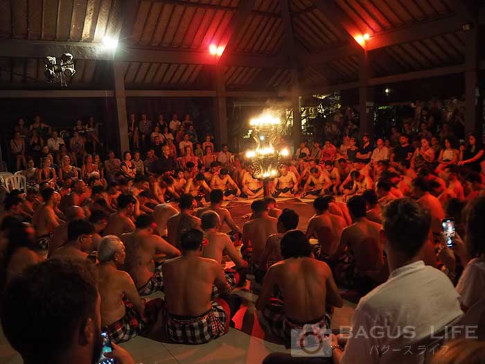 ウブドの中心で伝統舞踊ケチャダンス鑑賞 こっちまでトランス状態